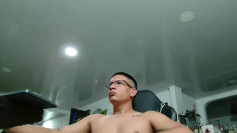 Snapshot of damyan_2003 chatting on 03-10-26, 01:54 damyan_2003 online show from 03-10-26, 01:54