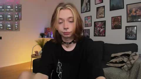 Snapshot of dani_mur chatting on 12-02-25, 04:02 Daniel online show from 12-02-25, 04:02