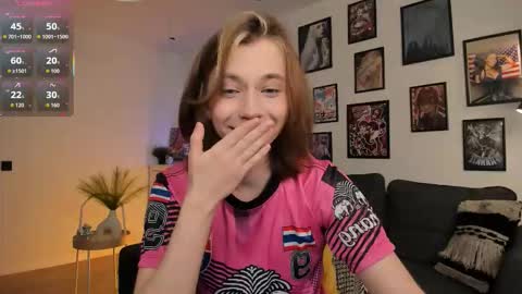 Snapshot of dani_mur chatting on 12-16-25, 08:14 Daniel online show from 12-16-25, 08:14