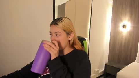 D A N I A online show from 11-19-25, 11:54