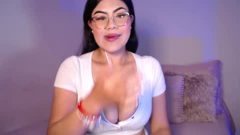 Snapshot of daniela_valencia chatting on 02-18-25, 05:10 Lucia online show from 02-18-25, 05:10
