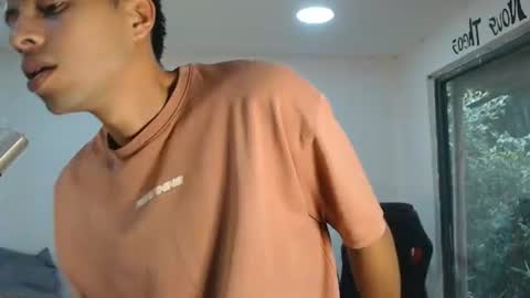 Snapshot of danielitopapii chatting on 10-20-25, 06:52 danielitopapii online show from 10-20-25, 06:52