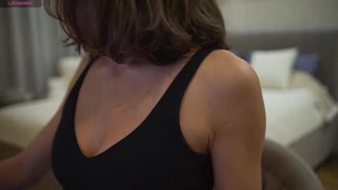 Snapshot of danielle_thomas chatting on 09-19-25, 06:30 Danielle online show from 09-19-25, 06:30