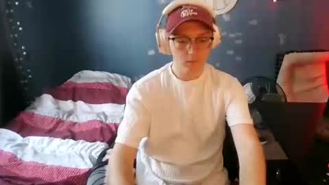 Snapshot of dannyivanny chatting on 12-17-25, 05:52 Daniel online show from 12-17-25, 05:52