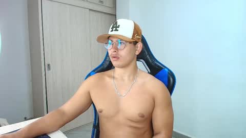 Snapshot of dantraxx chatting on 12-22-24, 05:32 Dantraxx online show from 12-22-24, 05:32