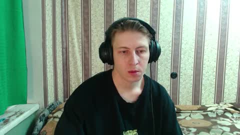 Snapshot of darienlarge chatting on 10-22-25, 03:40 darienlarge online show from 10-22-25, 03:40