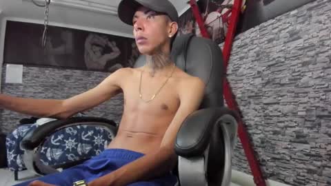 Snapshot of darikson_boy_ chatting on 11-10-25, 10:53 Darikson online show from 11-10-25, 10:53