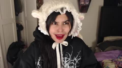 Snapshot of dark_angel_66 chatting on 12-11-24, 04:18 Moony online show from 12-11-24, 04:18