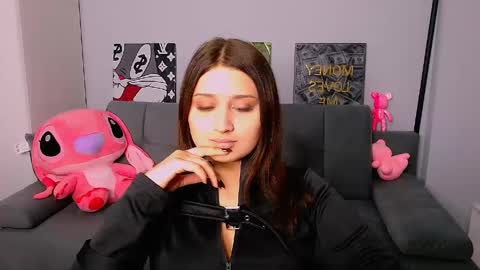 Snapshot of darksidelove_ chatting on 04-20-26, 04:32 Amelie online show from 04-20-26, 04:32