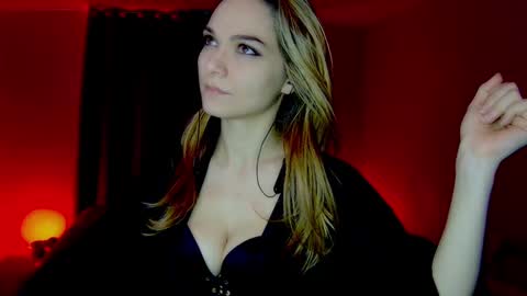 Snapshot of darkskullmistress chatting on 01-05-25, 03:11 roseredgoddess online show from 01-05-25, 03:11