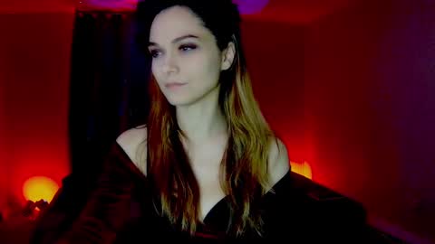 Snapshot of darkskullmistress chatting on 01-21-25, 03:48 roseredgoddess online show from 01-21-25, 03:48