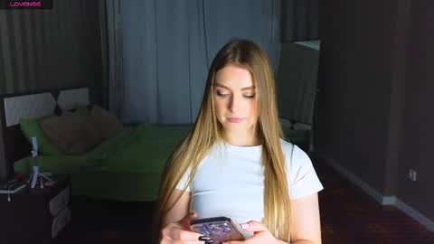 Darlina online show from 12-14-25, 04:34