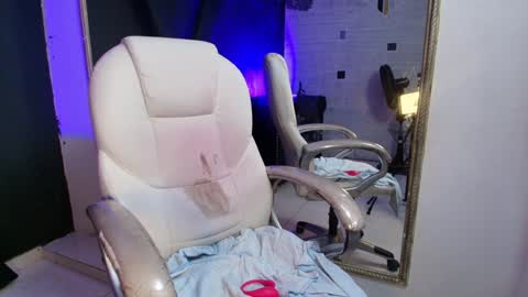 Snapshot of darlingbdsm_ chatting on 01-13-25, 08:04 Darling online show from 01-13-25, 08:04