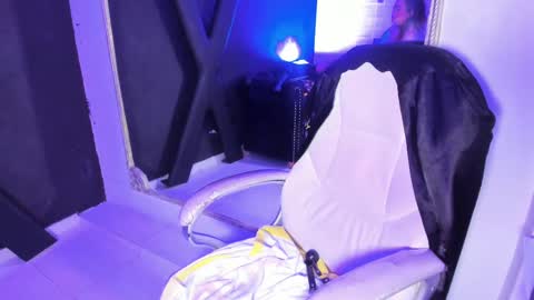 Snapshot of darlingbdsm_ chatting on 02-24-25, 03:42 Darling online show from 02-24-25, 03:42
