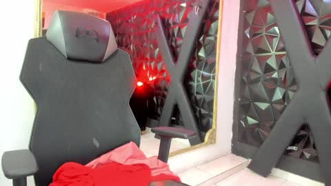 Snapshot of darlingbdsm_ chatting on 05-06-26, 01:16 Darling online show from 05-06-26, 01:16