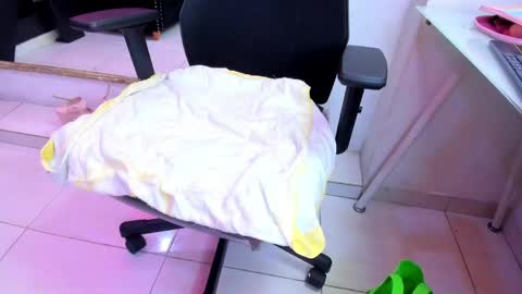 Snapshot of darlingbdsm_ chatting on 05-17-26, 02:13 Darling online show from 05-17-26, 02:13