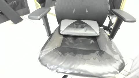 Snapshot of darlingbdsm_ chatting on 05-20-26, 12:33 Darling online show from 05-20-26, 12:33