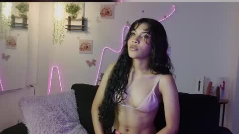 Snapshot of daviana_hill_ chatting on 06-18-26, 12:00 Davi online show from 06-18-26, 12:00
