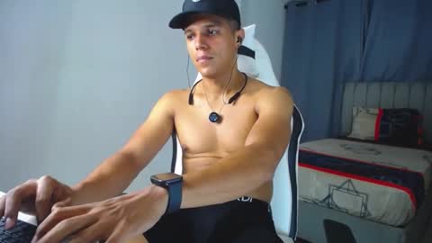 Snapshot of davisito7 chatting on 10-04-25, 05:05 David Angel online show from 10-04-25, 05:05