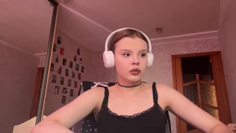 Dee online show from 06-19-26, 01:48