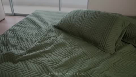 Snapshot of dearnina chatting on 12-20-25, 12:12 NINA 30OFF online show from 12-20-25, 12:12