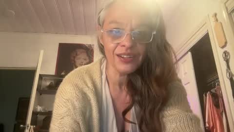 Snapshot of degeneratesaint chatting on 10-12-25, 04:11 Tori online show from 10-12-25, 04:11