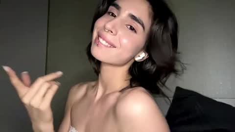 Snapshot of dejameneal chatting on 05-24-26, 02:55 Mila online show from 05-24-26, 02:55
