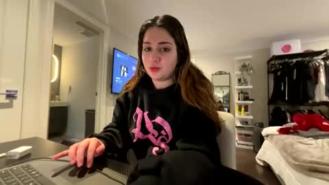 Snapshot of delarav19 chatting on 02-21-26, 09:05 Delara V online show from 02-21-26, 09:05