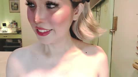 Snapshot of deliciosats chatting on 05-11-26, 01:00 Mercedes online show from 05-11-26, 01:00