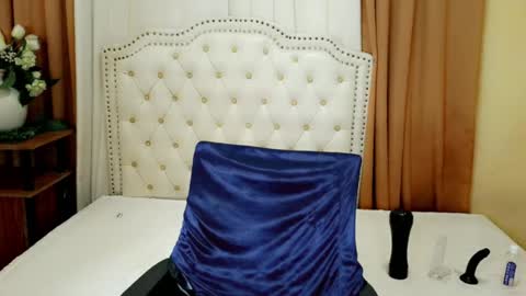 Snapshot of deliciously_sophie chatting on 06-25-26, 04:34 Sophie online show from 06-25-26, 04:34