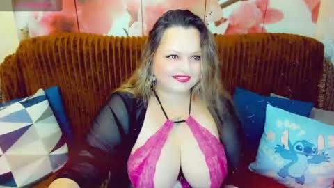 Snapshot of delinnia chatting on 06-27-26, 12:22 Margo online show from 06-27-26, 12:22
