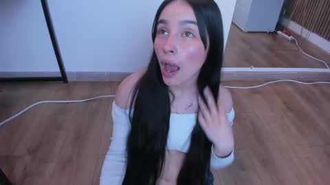 Snapshot of delphine_doll chatting on 05-08-26, 04:23 Delia online show from 05-08-26, 04:23