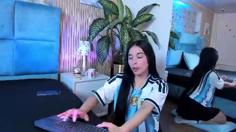 Snapshot of delphine_doll chatting on 06-24-26, 01:54 Delia online show from 06-24-26, 01:54