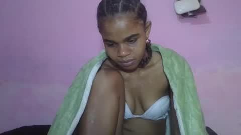 Snapshot of delphineee chatting on 05-08-26, 05:02 delphine online show from 05-08-26, 05:02