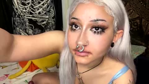 Snapshot of deluxxxeblu chatting on 12-20-24, 02:41 TankinBody online show from 12-20-24, 02:41