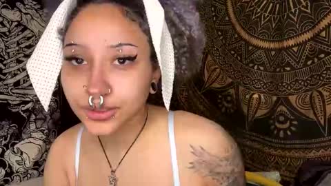 Snapshot of deluxxxeblu chatting on 01-05-25, 02:06 TankinBody online show from 01-05-25, 02:06