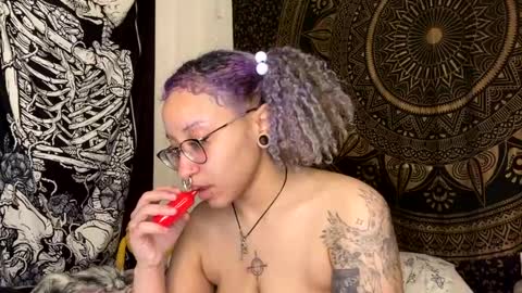 Snapshot of deluxxxeblu chatting on 01-21-25, 04:10 TankinBody online show from 01-21-25, 04:10