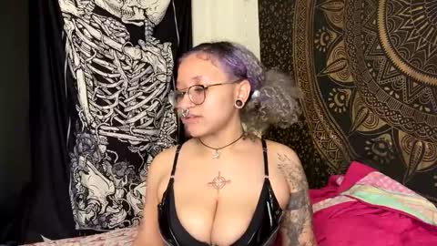 Snapshot of deluxxxeblu chatting on 01-23-25, 08:15 TankinBody online show from 01-23-25, 08:15