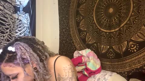 Snapshot of deluxxxeblu chatting on 01-24-25, 06:35 TankinBody online show from 01-24-25, 06:35