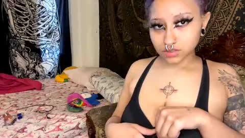 Snapshot of deluxxxeblu chatting on 01-25-25, 06:24 TankinBody online show from 01-25-25, 06:24
