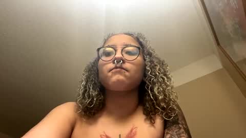 Snapshot of deluxxxeblu chatting on 02-01-25, 01:12 TankinBody online show from 02-01-25, 01:12