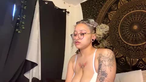 Snapshot of deluxxxeblu chatting on 02-07-25, 05:07 TankinBody online show from 02-07-25, 05:07