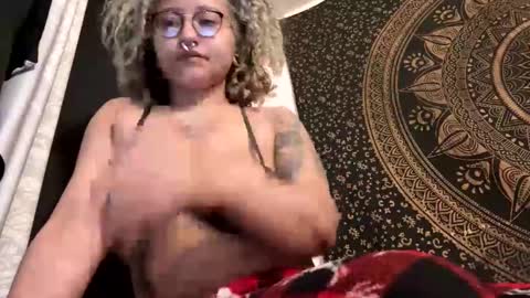 Snapshot of deluxxxeblu chatting on 02-11-25, 01:10 TankinBody online show from 02-11-25, 01:10