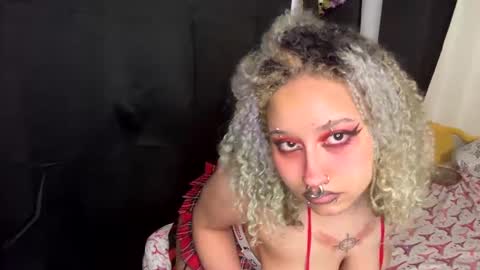 Snapshot of deluxxxeblu chatting on 02-21-25, 02:06 TankinBody online show from 02-21-25, 02:06