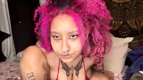 Snapshot of deluxxxeblu chatting on 02-25-25, 04:46 TankinBody online show from 02-25-25, 04:46