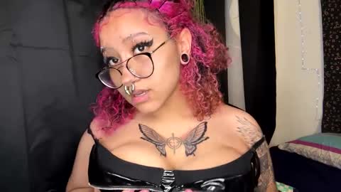 Snapshot of deluxxxeblu chatting on 02-27-25, 03:47 TankinBody online show from 02-27-25, 03:47