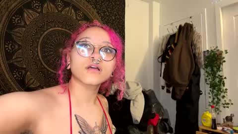 Snapshot of deluxxxeblu chatting on 02-28-25, 12:21 TankinBody online show from 02-28-25, 12:21