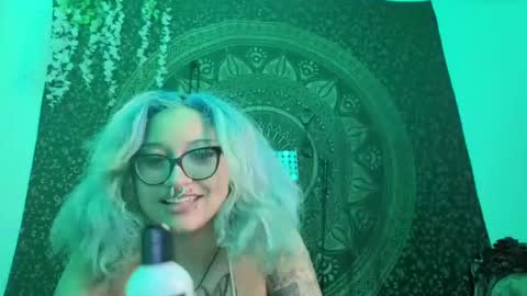 Snapshot of deluxxxeblu chatting on 09-17-25, 05:20 TankinBody online show from 09-17-25, 05:20