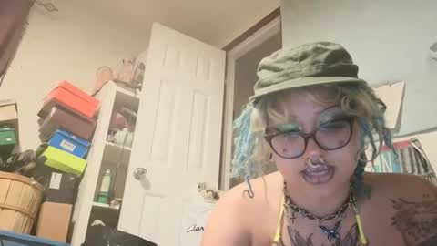 Snapshot of deluxxxeblu chatting on 10-21-25, 03:40 TankinBody online show from 10-21-25, 03:40