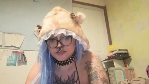 Snapshot of deluxxxeblu chatting on 11-01-25, 04:25 TankinBody online show from 11-01-25, 04:25